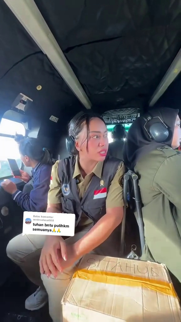 9 Potret Zita Anjani terjun langsung ke lokasi korban banjir Sumatra, gaya ngepel rumah warga viral