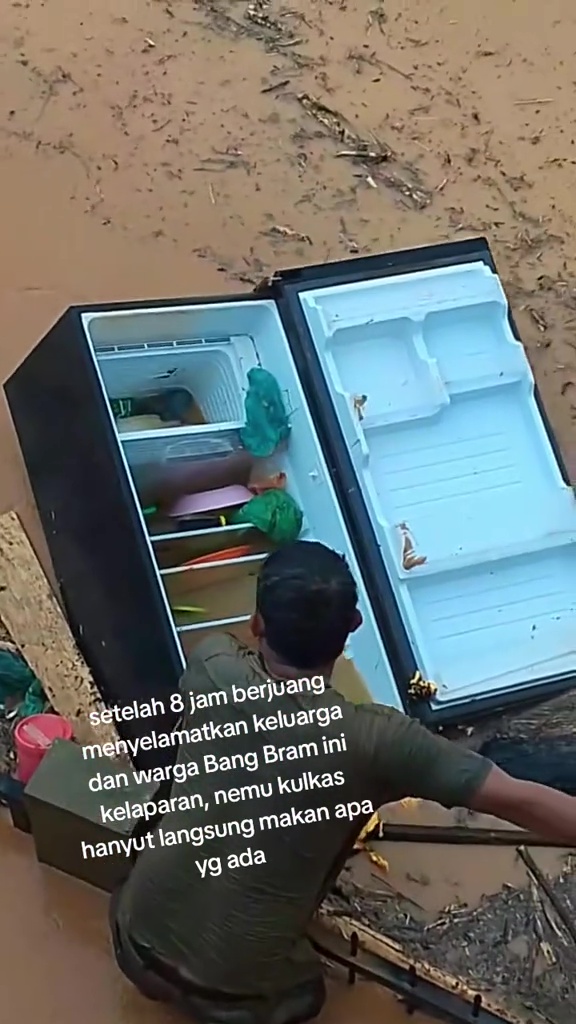 Momen haru pria santap makanan dari kulkas yang hanyut saat banjir, lahap usai evakuasi keluarga 8 jam