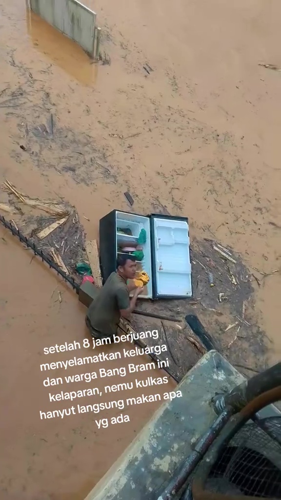 Momen haru pria santap makanan dari kulkas yang hanyut saat banjir, lahap usai evakuasi keluarga 8 jam