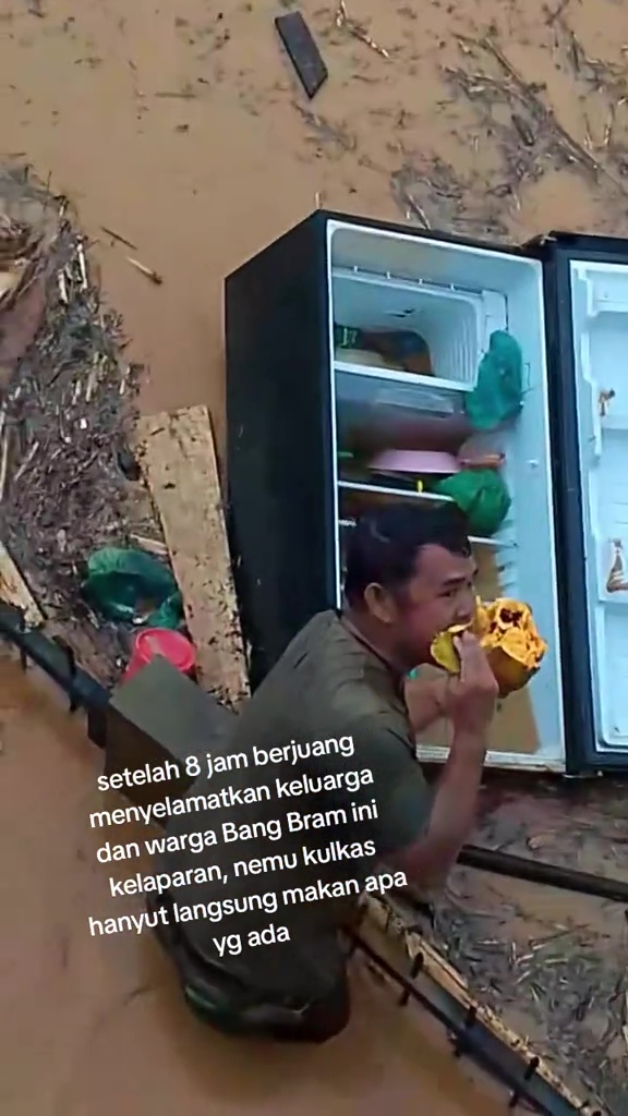 Momen haru pria santap makanan dari kulkas yang hanyut saat banjir, lahap usai evakuasi keluarga 8 jam