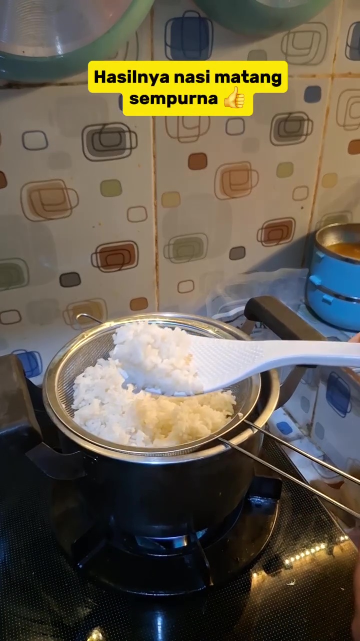 Cara baru masak nasi porsi sedikit cuma bermodal panci dan saringan, praktis tanpa diaduk