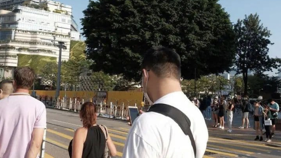 11 Momen tak terduga di tempat umum ini bikin mata melongo, antara lucu dan aneh banget