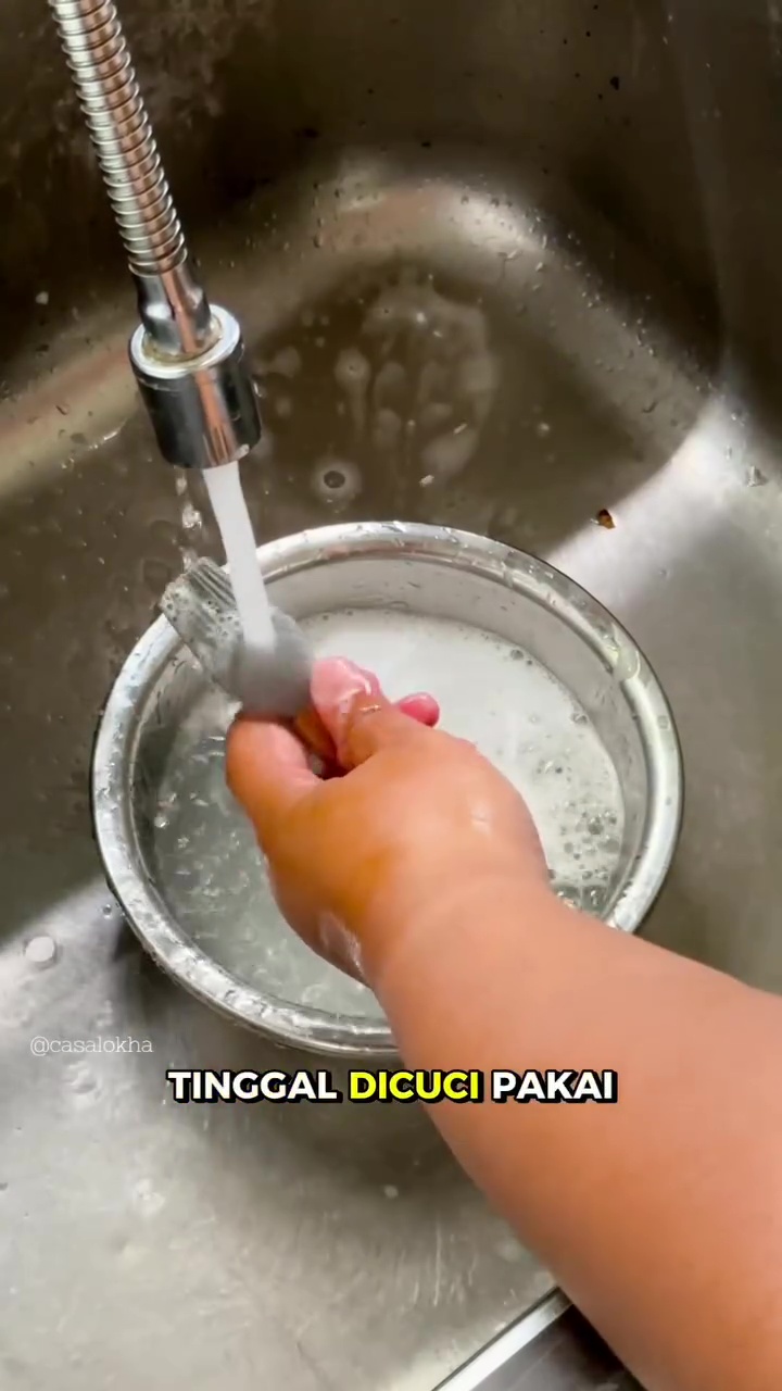 Usai baking, alat dapur jadi licin karena penuh mentega? Coba bersihkan pakai cara ini biar sat-set