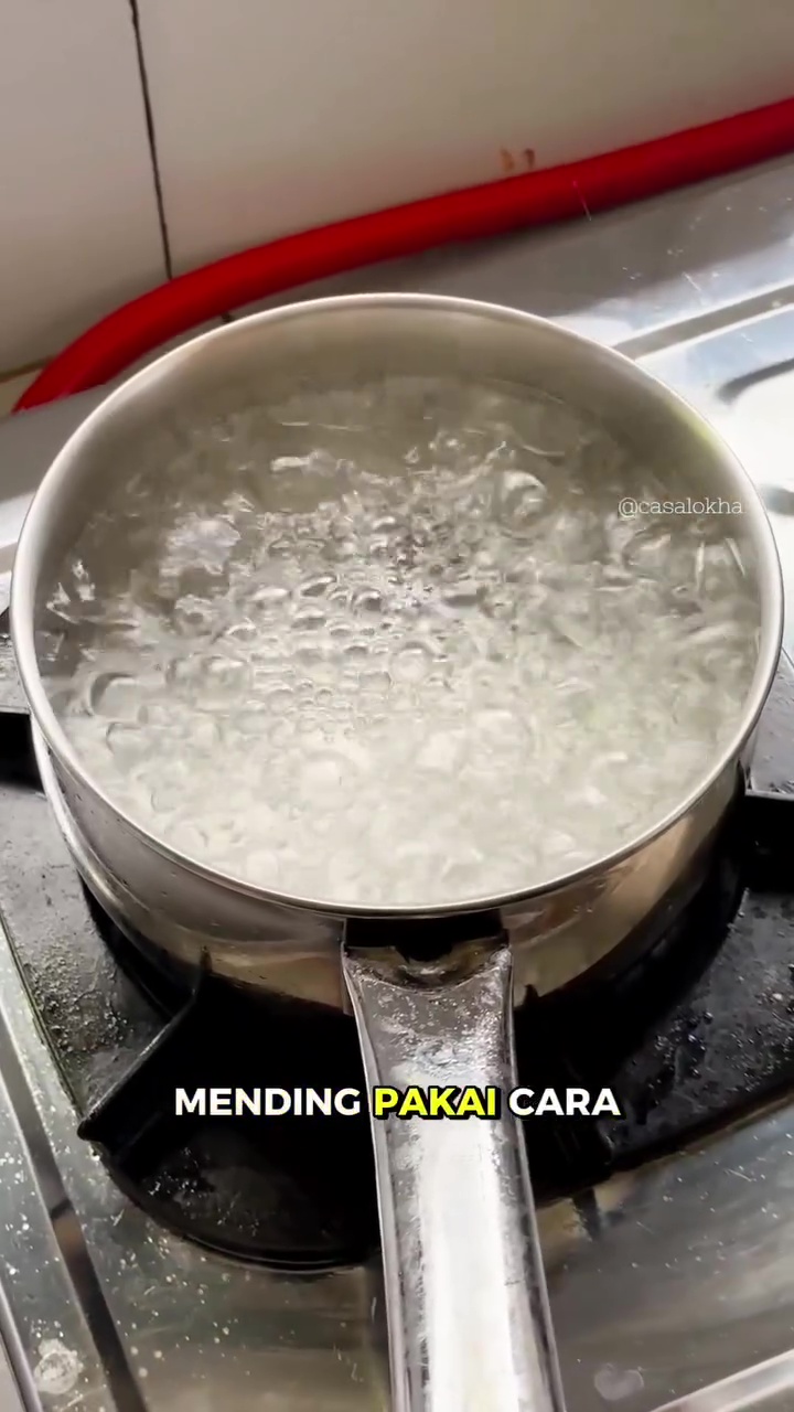 Usai baking, alat dapur jadi licin karena penuh mentega? Coba bersihkan pakai cara ini biar sat-set