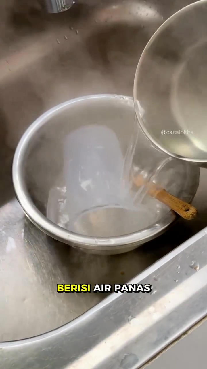 Usai baking, alat dapur jadi licin karena penuh mentega? Coba bersihkan pakai cara ini biar sat-set