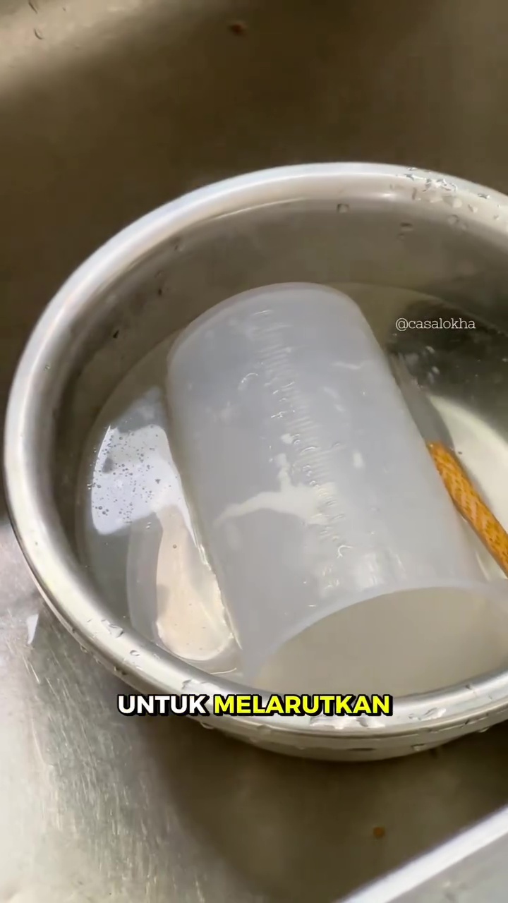 Usai baking, alat dapur jadi licin karena penuh mentega? Coba bersihkan pakai cara ini biar sat-set