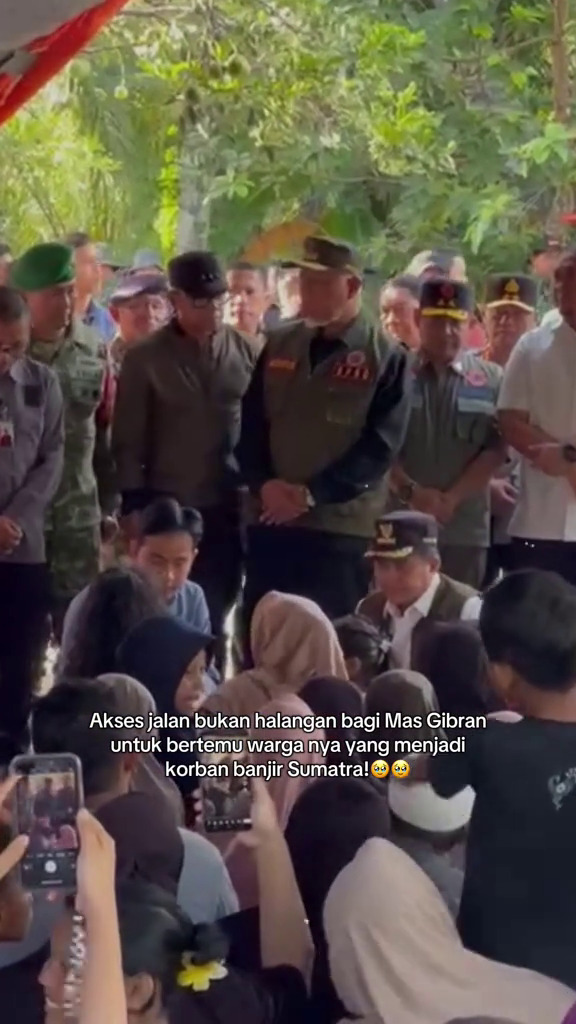 9 Potret Wapres Gibran Rakabuming ke posko bencana di Sumatra Barat, sampaikan permohonan maaf