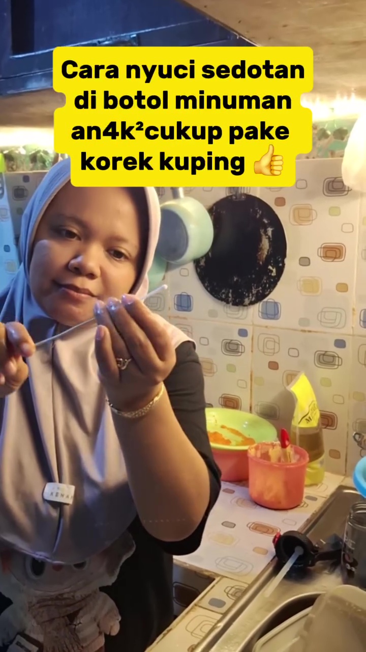 Tak punya sikat kecil untuk bersihkan sedotan botol minum? Gunakan 1 alat ini biar lumutnya terangkat 