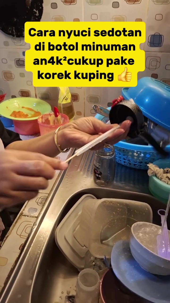 Tak punya sikat kecil untuk bersihkan sedotan botol minum? Gunakan 1 alat ini biar lumutnya terangkat 