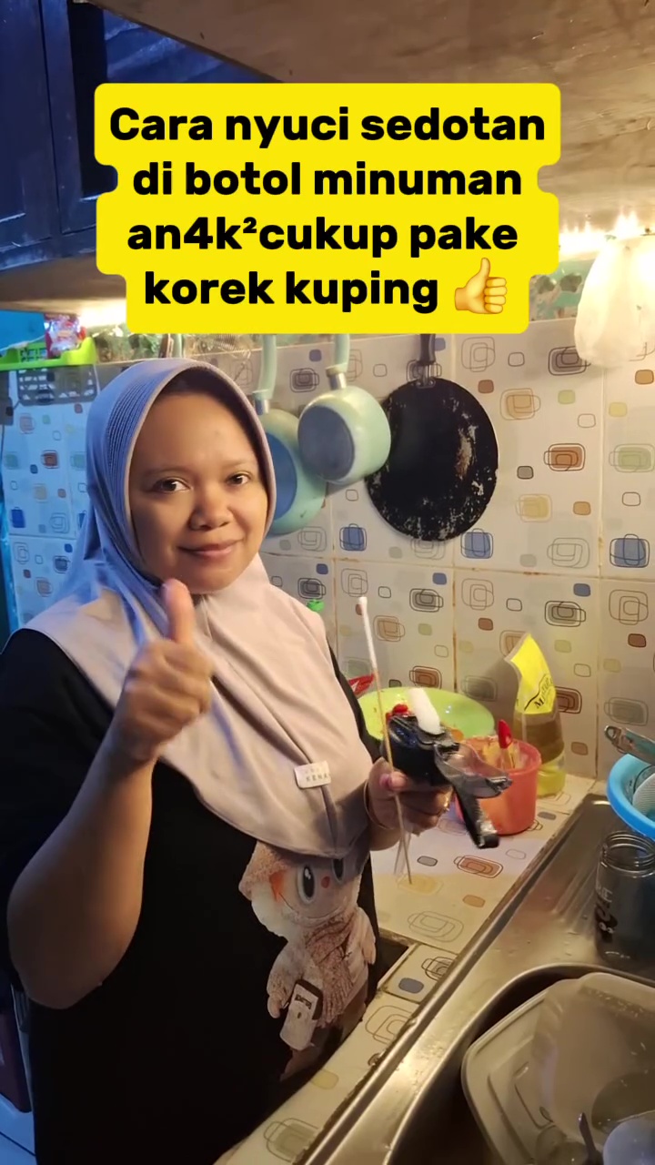 Tak punya sikat kecil untuk bersihkan sedotan botol minum? Gunakan 1 alat ini biar lumutnya terangkat 