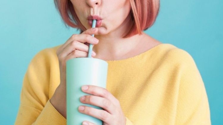 Tak punya sikat kecil untuk bersihkan sedotan botol minum? Gunakan 1 alat ini biar lumutnya terangkat 