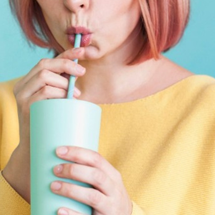 Tak punya sikat kecil untuk bersihkan sedotan botol minum? Gunakan 1 alat ini biar lumutnya terangkat