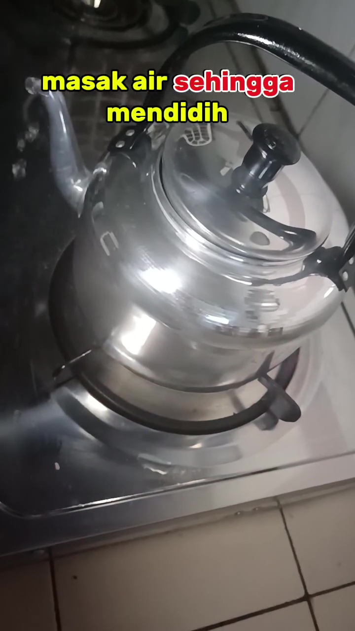 Bukan dicuci, ini cara sterilkan teko baru biar lebih aman dipakai merebus air tanpa ada residu