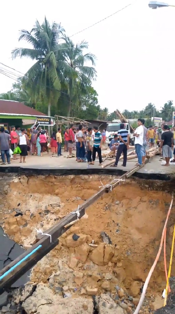 Semangat bangkit pasca bencana, 9 potret warga Tapanuli gotong royong bangun jembatan darurat