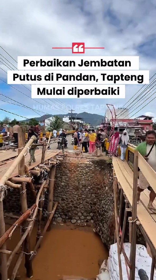 Semangat bangkit pasca bencana, 9 potret warga Tapanuli gotong royong bangun jembatan darurat