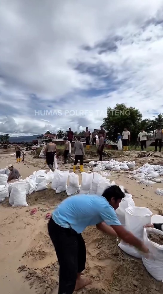 Semangat bangkit pasca bencana, 9 potret warga Tapanuli gotong royong bangun jembatan darurat