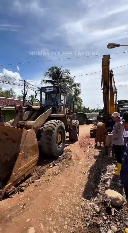 Semangat bangkit pasca bencana, 9 potret warga Tapanuli gotong royong bangun jembatan darurat
