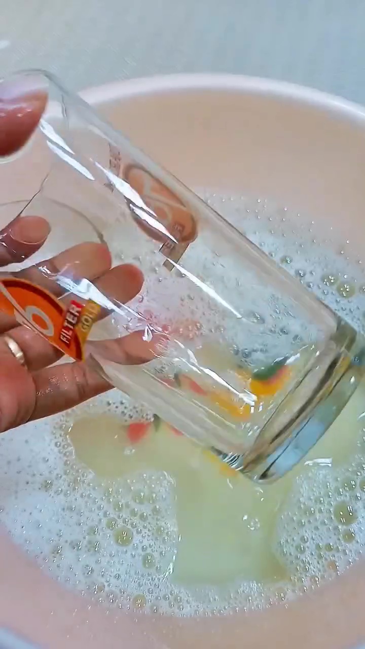 Gelas kaca jadi buram karena noda kerak? Cukup rendam 30 menit dalam cairan ini biar bening lagi