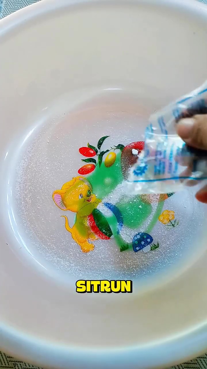 Gelas kaca jadi buram karena noda kerak? Cukup rendam 30 menit dalam cairan ini biar bening lagi