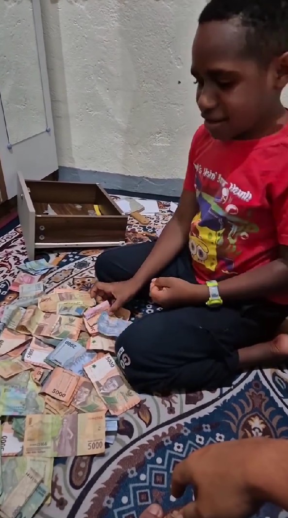 Mulianya bocah Papua ini, bongkar celengan Natal Rp1,6 juta untuk bantu korban banjir Sumatra