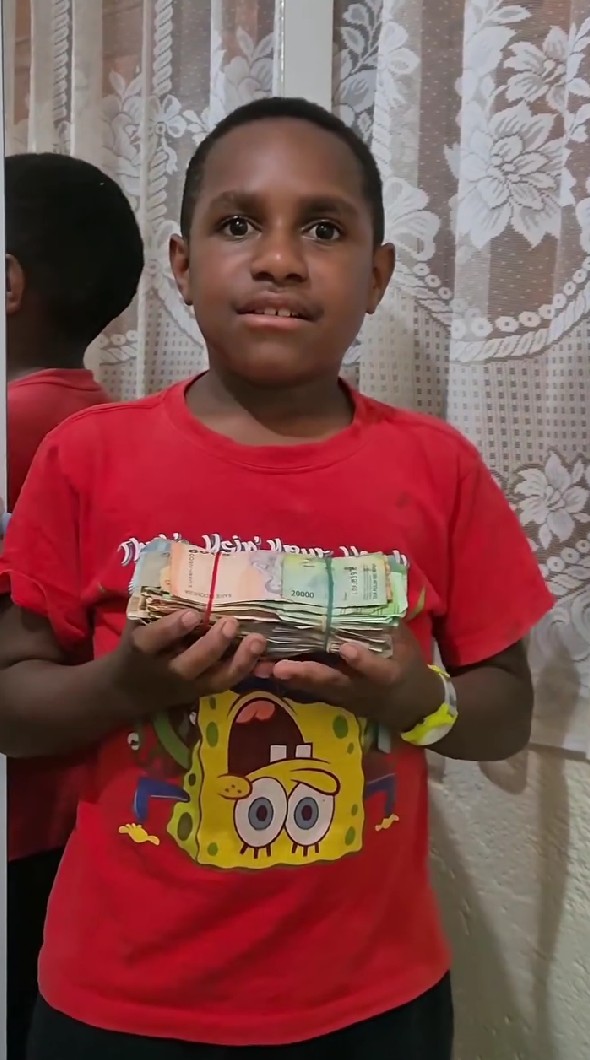 Mulianya bocah Papua ini, bongkar celengan Natal Rp1,6 juta untuk bantu korban banjir Sumatra