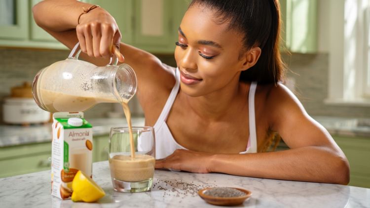 Cuma butuh 1 biji-bijian, begini cara bikin minuman kolagen alami buat kulit kencang dan glowing