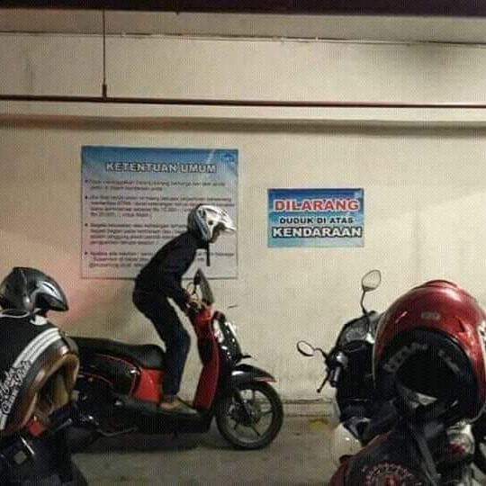 11 Aksi absurd cowok ini bikin netizen ketawa sampai mules, ada-aja kelakuannya