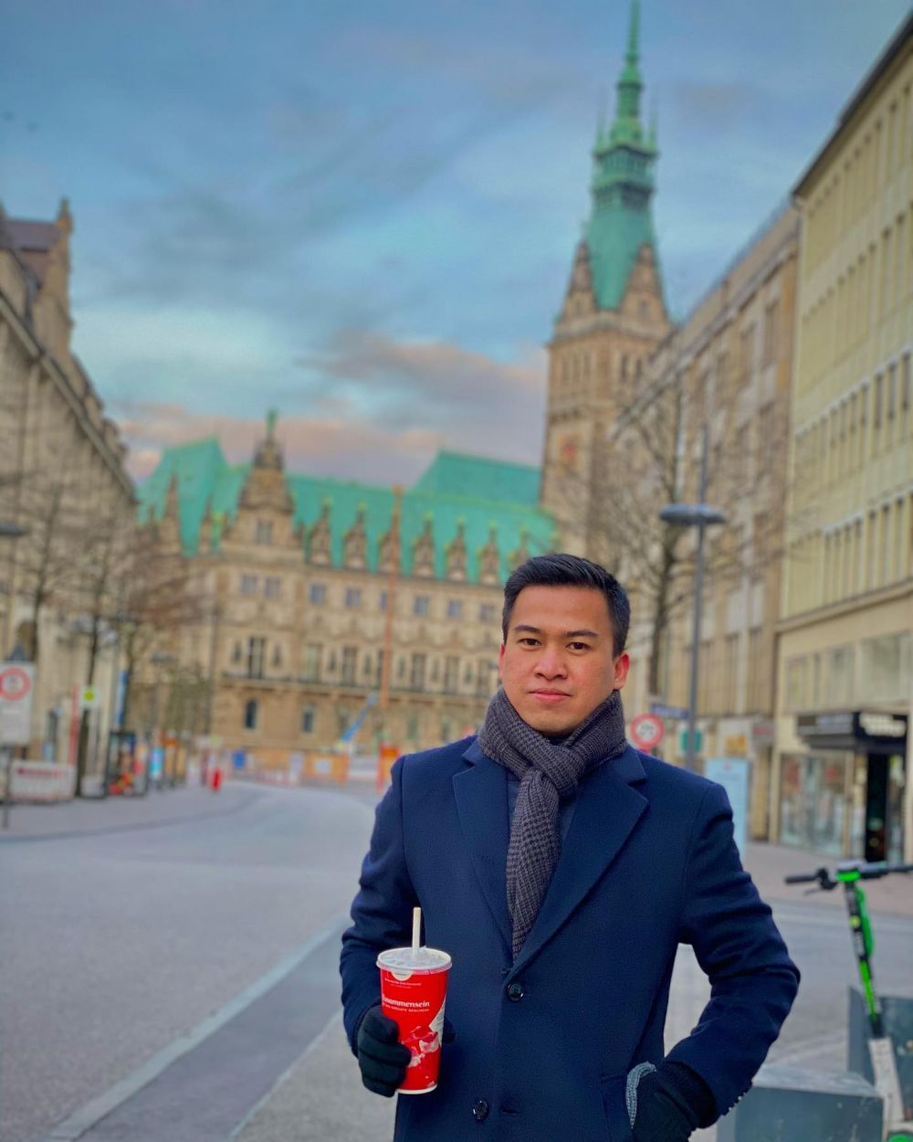 9 Potret Agung Surahman, aspri Prabowo disorot ngevlog 'a day in my life' ke lokasi bencana Sumatera