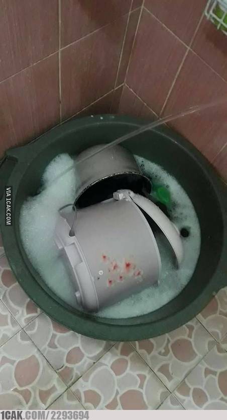 Lucu tapi bikin greget, 13 momen nyuci barang aneh ini sukses bikin netizen garuk kepala