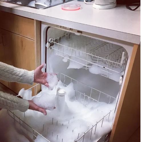 Lucu tapi bikin greget, 13 momen nyuci barang aneh ini sukses bikin netizen garuk kepala