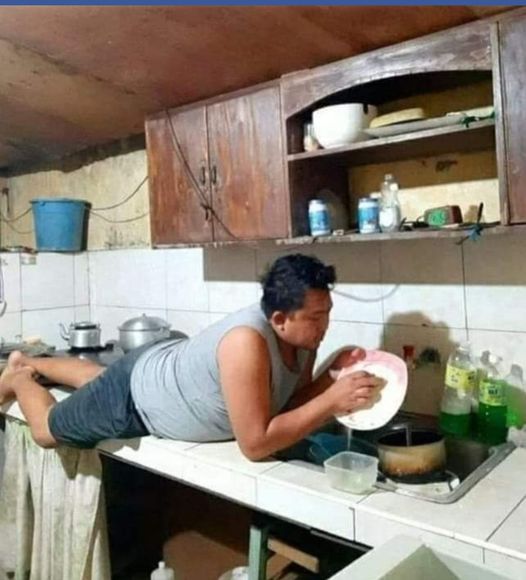 Lucu tapi bikin greget, 13 momen nyuci barang aneh ini sukses bikin netizen garuk kepala