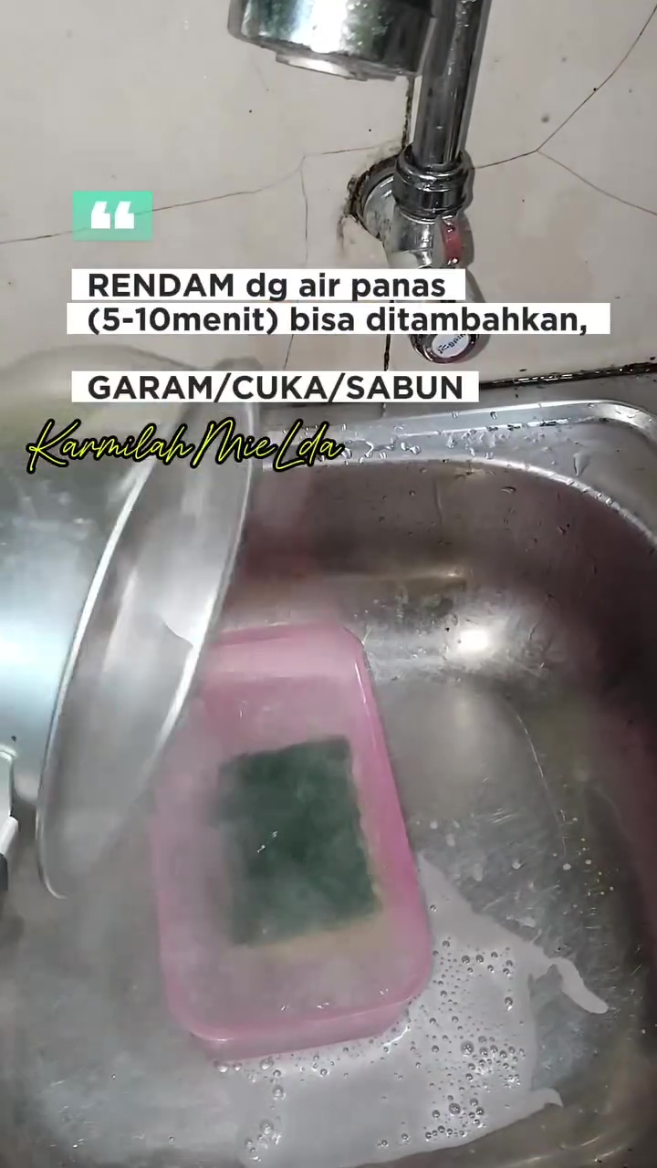 Spons baru sudah berlendir karena terlalu lama direndam? Ini cara mengatasinya biar steril dan tak bau