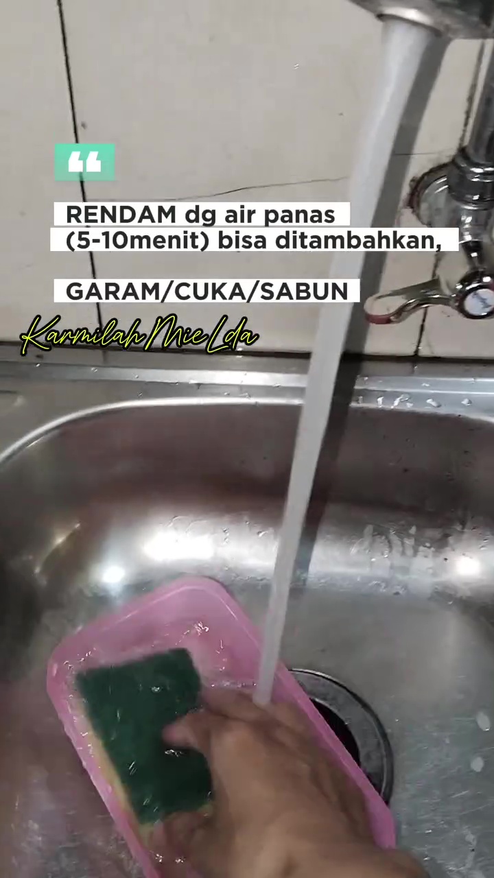 Spons baru sudah berlendir karena terlalu lama direndam? Ini cara mengatasinya biar steril dan tak bau