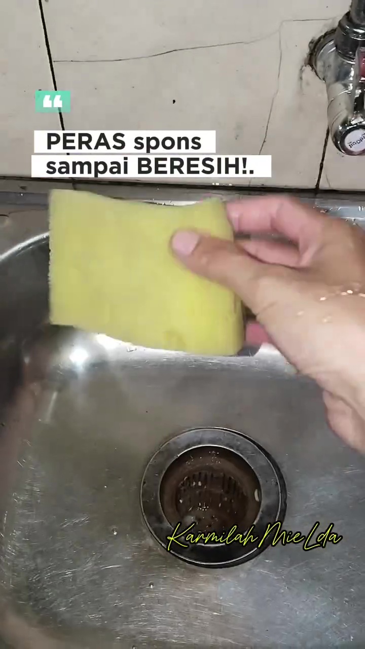 Spons baru sudah berlendir karena terlalu lama direndam? Ini cara mengatasinya biar steril dan tak bau