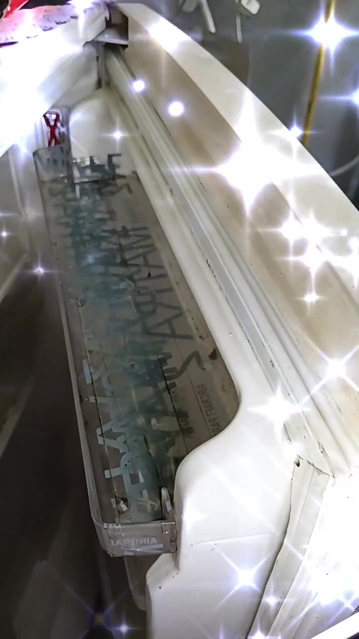 Sat-set tanpa bongkar, ini trik bersihkan karet pintu kulkas menghitam bermodal 2 bahan rumahan