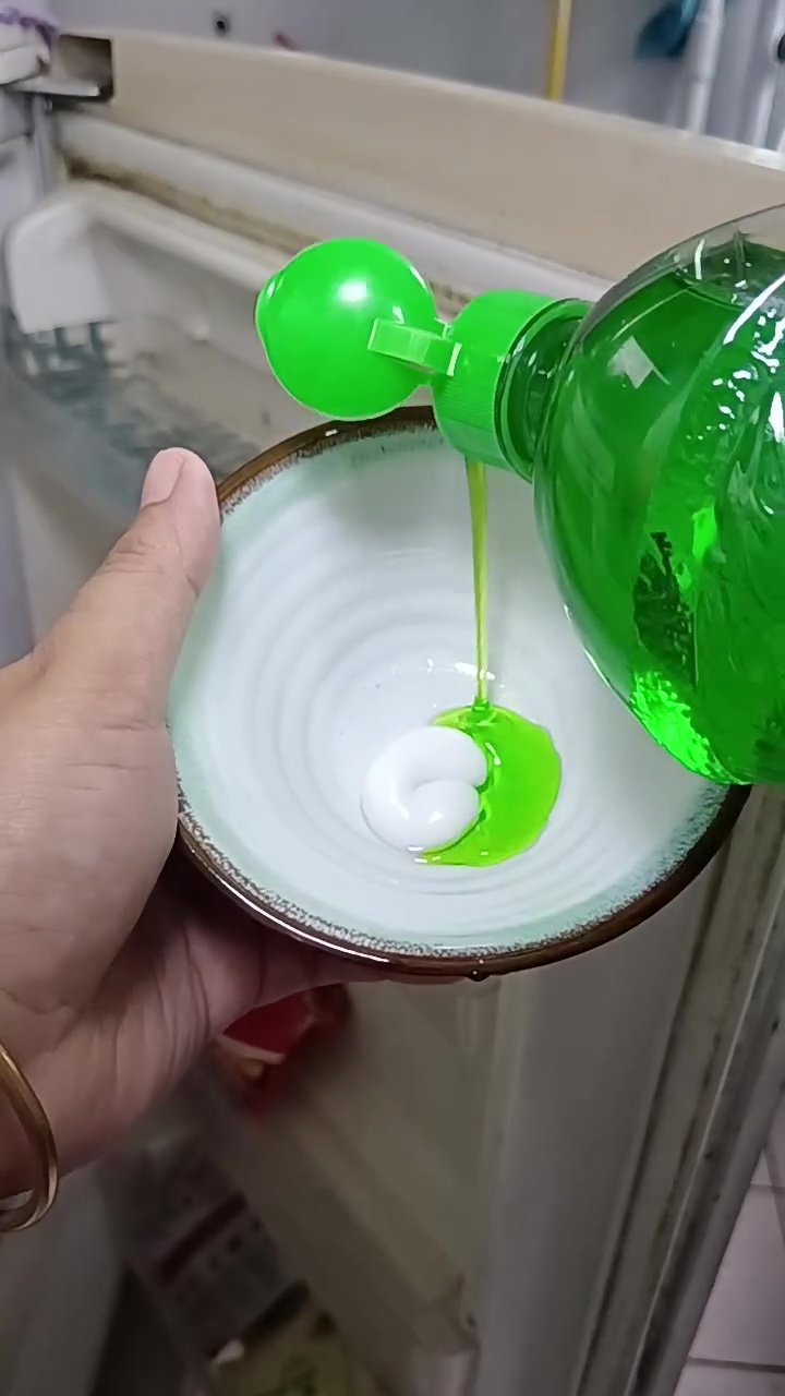 Sat-set tanpa bongkar, ini trik bersihkan karet pintu kulkas menghitam bermodal 2 bahan rumahan