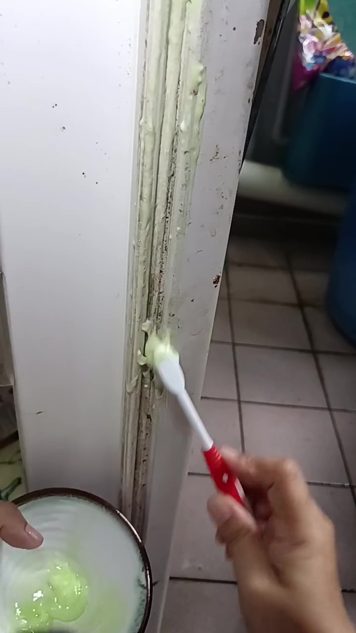 Sat-set tanpa bongkar, ini trik bersihkan karet pintu kulkas menghitam bermodal 2 bahan rumahan