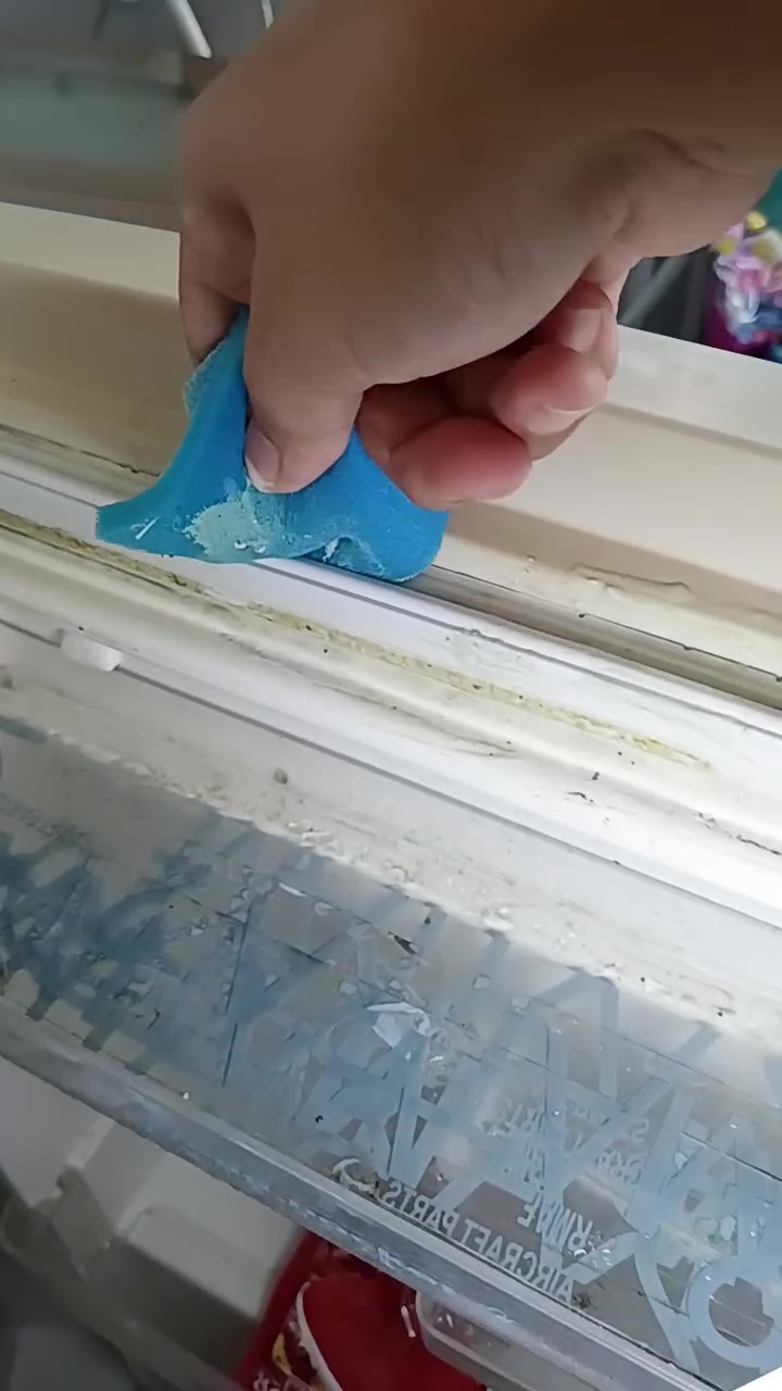 Sat-set tanpa bongkar, ini trik bersihkan karet pintu kulkas menghitam bermodal 2 bahan rumahan