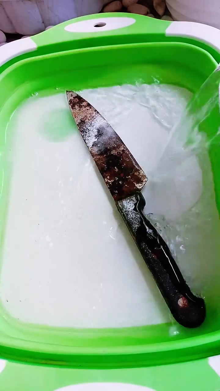 Nggak nyangka! Ternyata pisau berkarat masih bisa dipakai lagi, cuma butuh dibersihkan pakai cara ini