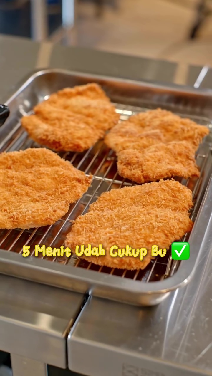 Sering ngeluh daging terasa kering saat masak ayam katsu? Pakai trik dari chef ini biar lebih juicy
