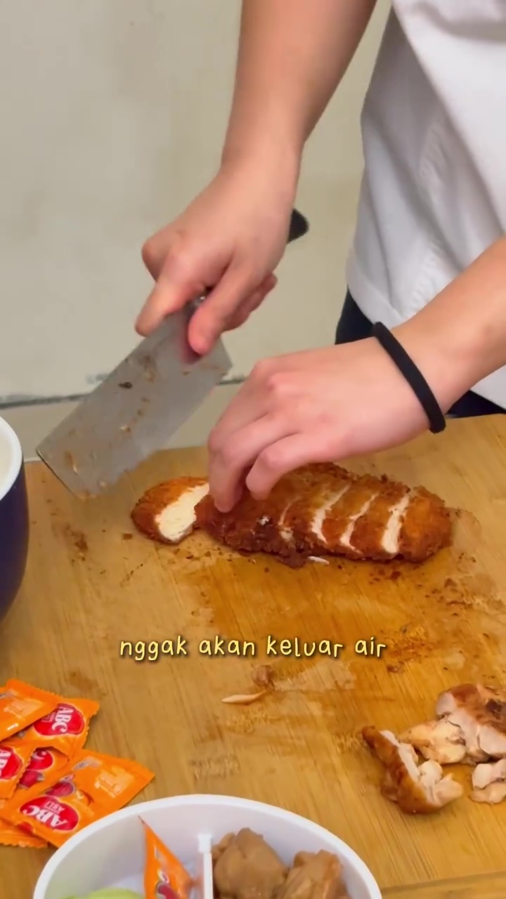 Sering ngeluh daging terasa kering saat masak ayam katsu? Pakai trik dari chef ini biar lebih juicy