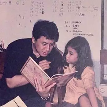 Ayah Sherina dibilang mirip Jackie Chan, foto lawas orang tua 7 seleb ini mirip artis populer