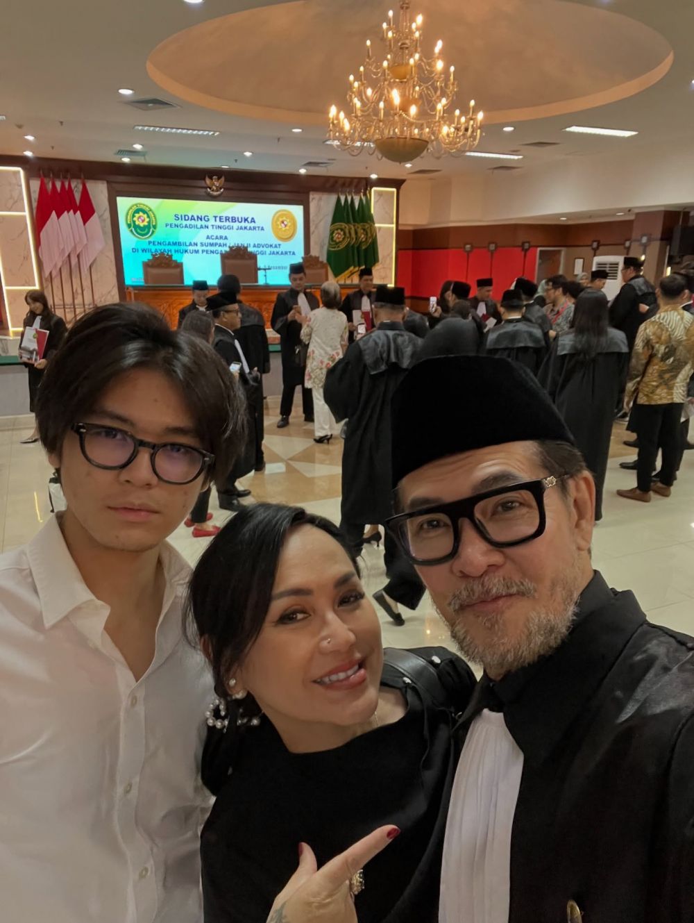 Dari aktor kini geluti profesi pengacara, ini 9 potret Ferry Salim jalani prosesi sumpah advokat