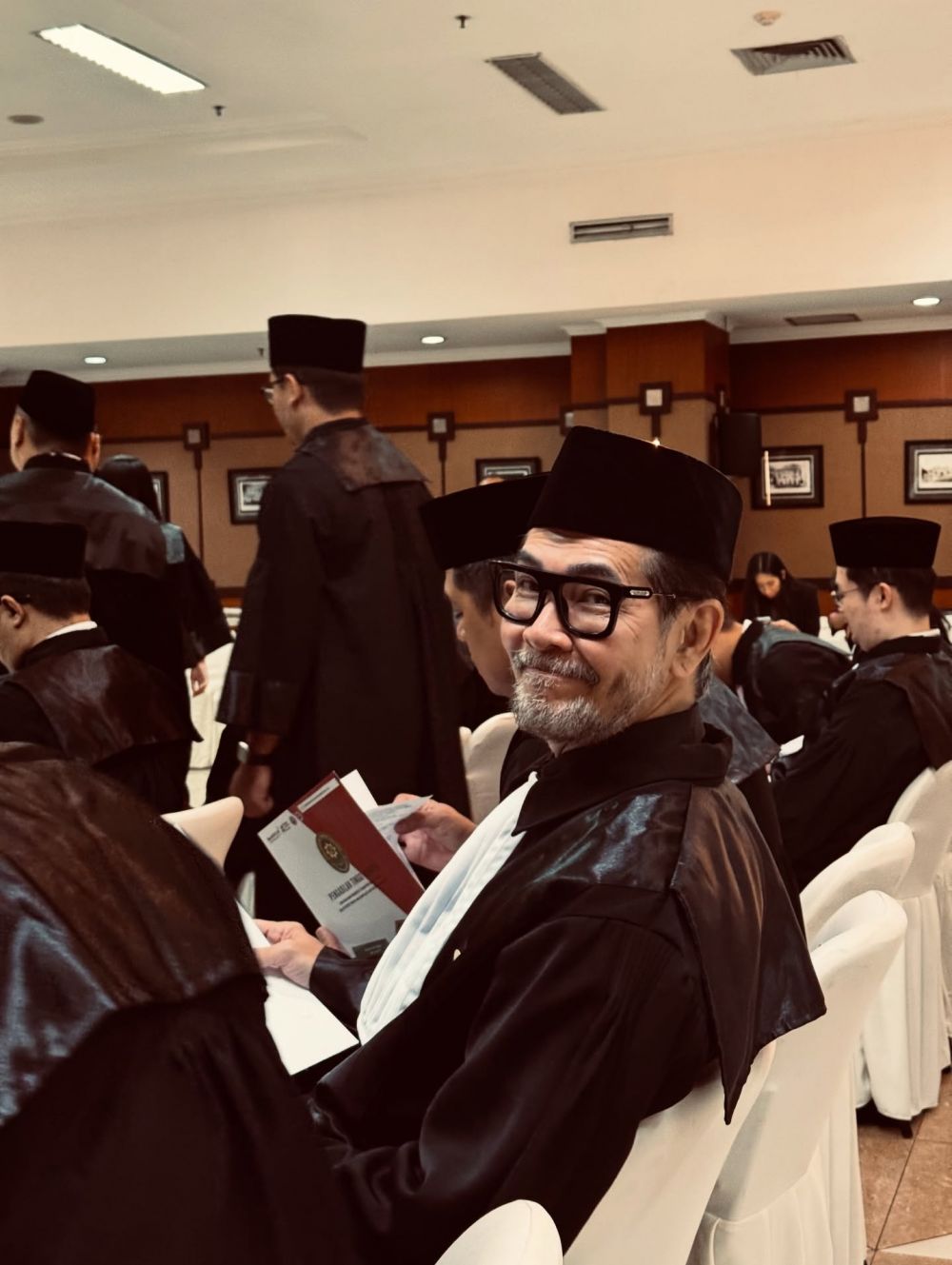 Dari aktor kini geluti profesi pengacara, ini 9 potret Ferry Salim jalani prosesi sumpah advokat