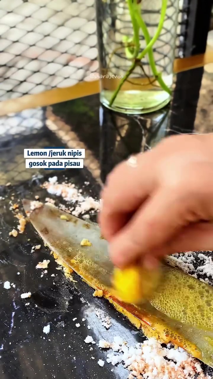 Noda kunyit di pisau mulai mengerak? Coba gosok pakai 2 bahan dapur ini agar bersih lagi tanpa bekas