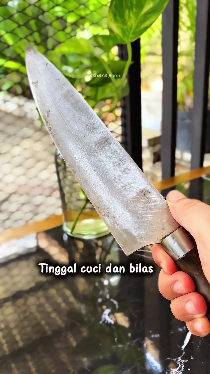 Noda kunyit di pisau mulai mengerak? Coba gosok pakai 2 bahan dapur ini agar bersih lagi tanpa bekas