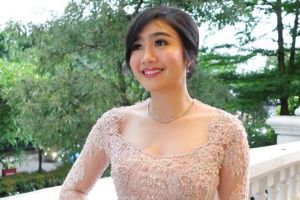 Gaya feminin Febby Rastanty mengenakan kebaya dusty pink, intip detailnya yang menawan
