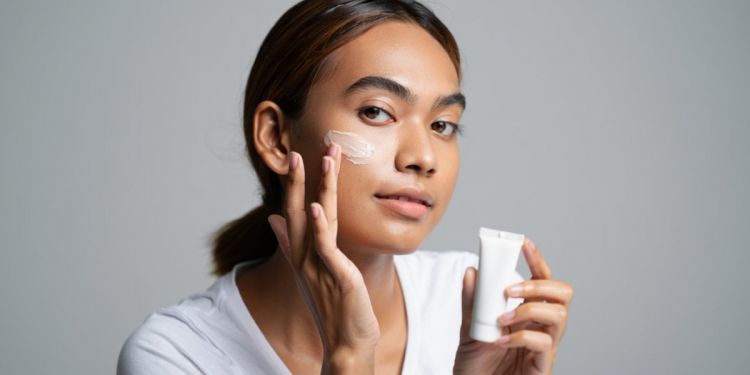 10 Rekomendasi primer lokal untuk kulit kering, lembap seharian dan makeup anticrack