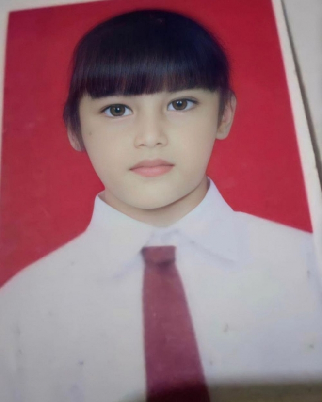 Ada yang dikira pakai riasan, begini foto jadul 15 aktris saat SD
