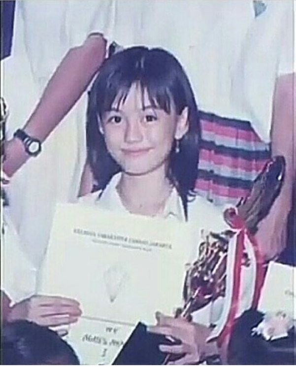 Ada yang dikira pakai riasan, begini foto jadul 15 aktris saat SD